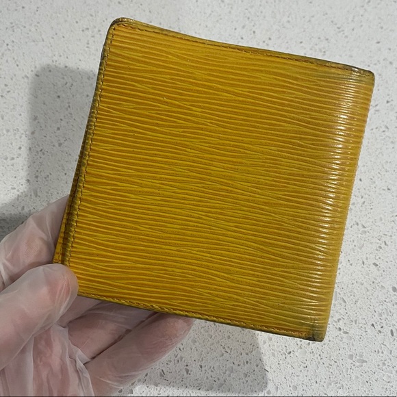 VINTAGE LV // Louis Vuitton Bifold Wallet - Yellow - Picture 5 of 7